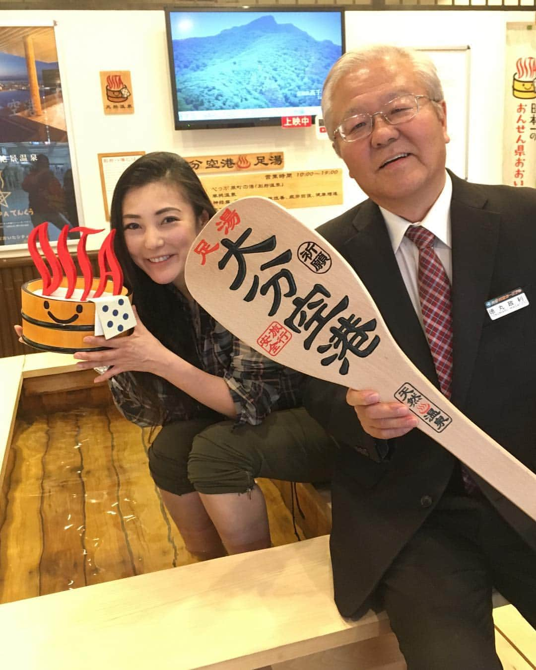 福山理子さんのインスタグラム写真 - (福山理子Instagram)「おんせん県おおいたなう 大分空港足湯案内人の 徳丸政利さん、ご親切に 色々ありがとうございました 帰りも早く着いた寄らせて頂きます  #温泉大好き #温泉ソムリエ #ひとり旅は気まま #おんせん県おおいた #大分空港足湯 #大分空港名物  #徳丸政利 #案内人  #レンタルバイカー #レンタルバイカー  #さんふらわあに乗りたい #女一人旅」4月16日 3時10分 - rikofukuyama