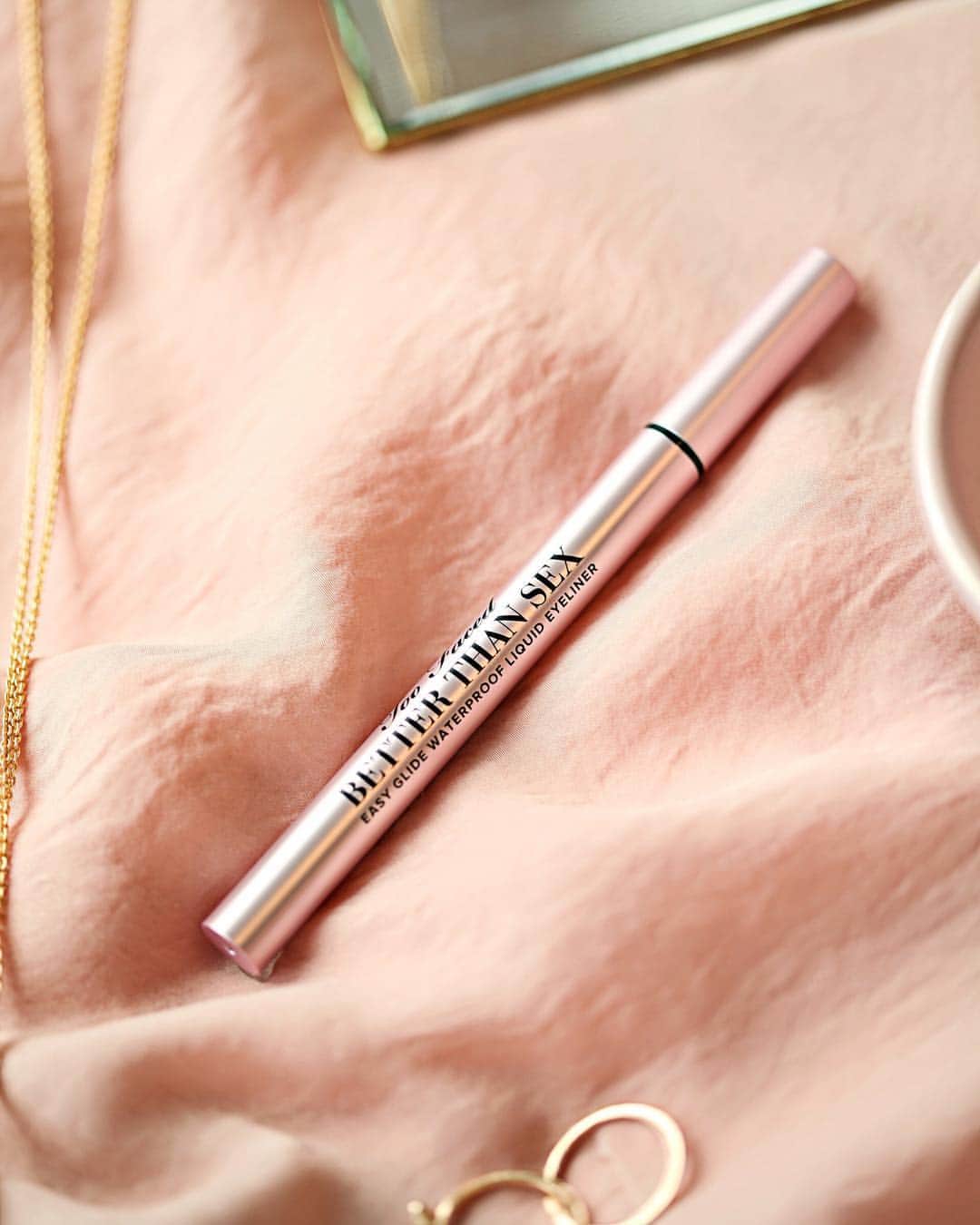 Too Facedさんのインスタグラム写真 - (Too FacedInstagram)「Keep your liner SHARP with our NEW Better Than Sex Eyeliner 🖤 Tag your wing-woman who needs this MUST HAVE! #betterthansex #toofaced」4月16日 3時10分 - toofaced