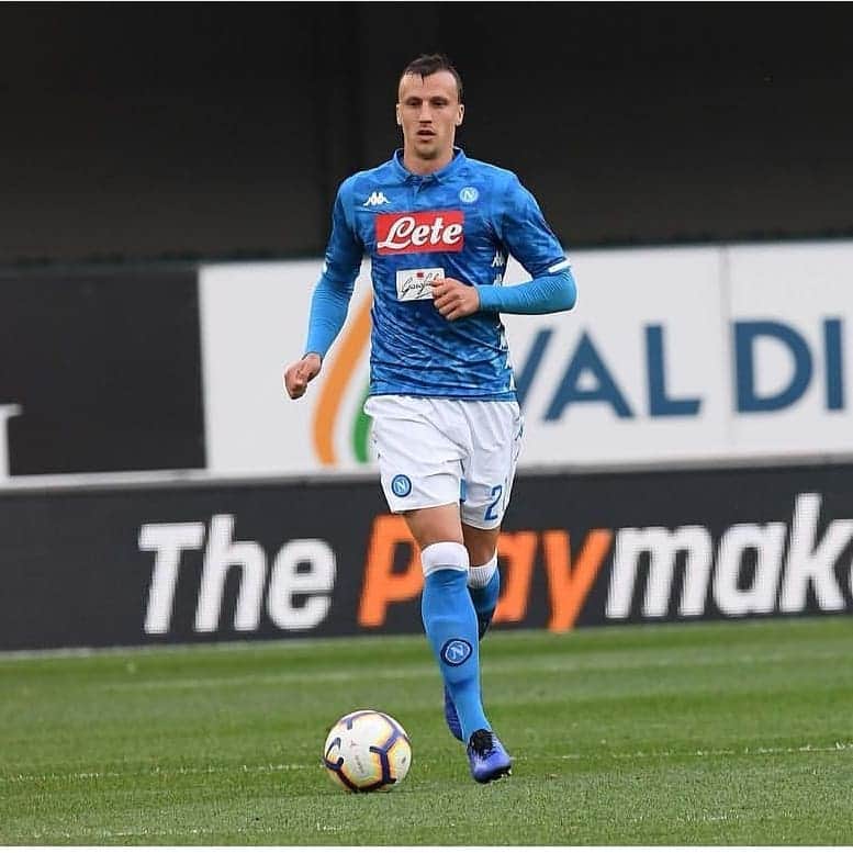 ヴラド・キリケシュのインスタグラム：「Back at it 👌 Tutto per giovedì  Noi ci crediamo 💪🏼 #forzanapolisempre」