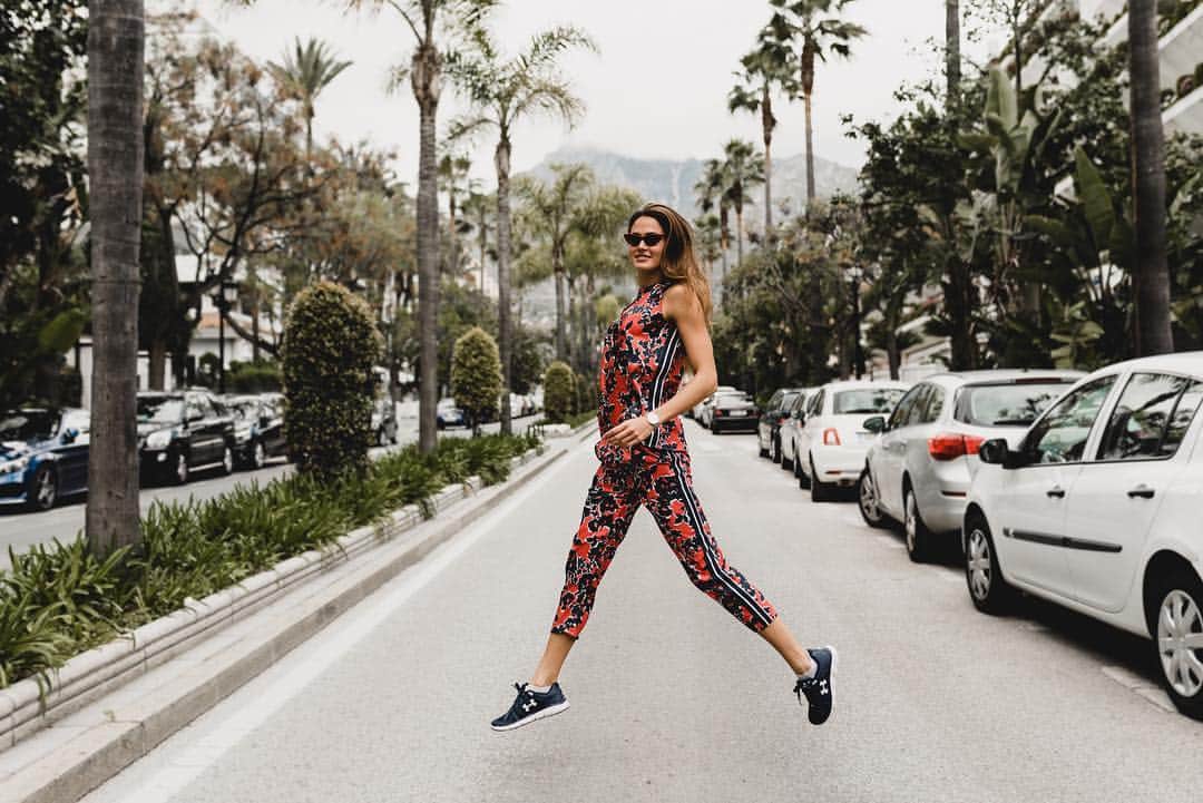 ズザンナ・ヤカボスのインスタグラム：「almost weekend 🥰 📷 @panamyphoto @gasjeans #GASjeans #gastories #fly #ihavetwoarms #streetphotography #picoftheday #moment」