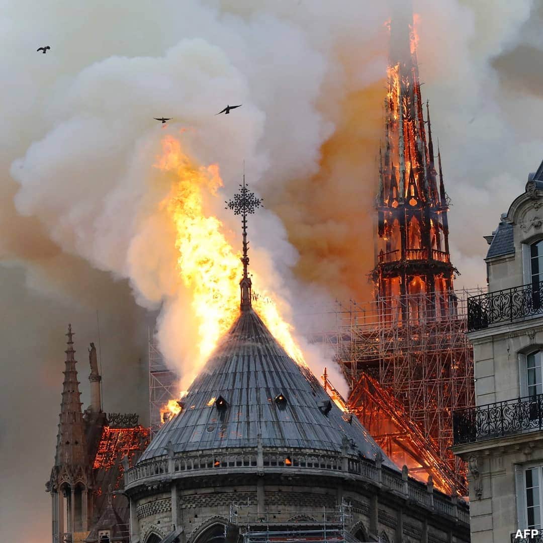 ABC Newsさんのインスタグラム写真 - (ABC NewsInstagram)「Heartbreaking images as Paris' iconic Notre Dame cathedral is engulfed in flames. #paris #notredame #cathedral #history #fire」4月16日 3時20分 - abcnews