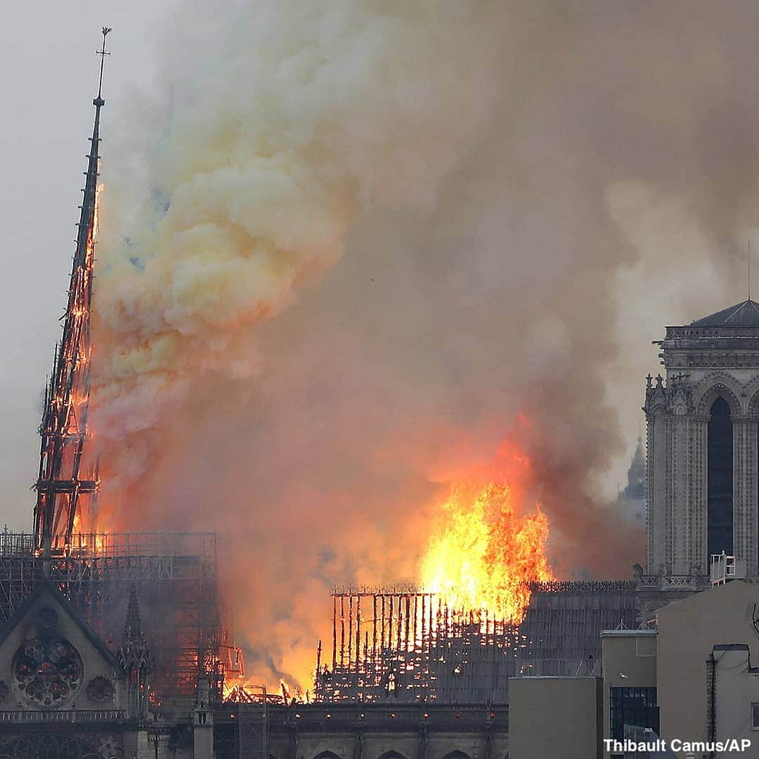 ABC Newsさんのインスタグラム写真 - (ABC NewsInstagram)「Heartbreaking images as Paris' iconic Notre Dame cathedral is engulfed in flames. #paris #notredame #cathedral #history #fire」4月16日 3時20分 - abcnews