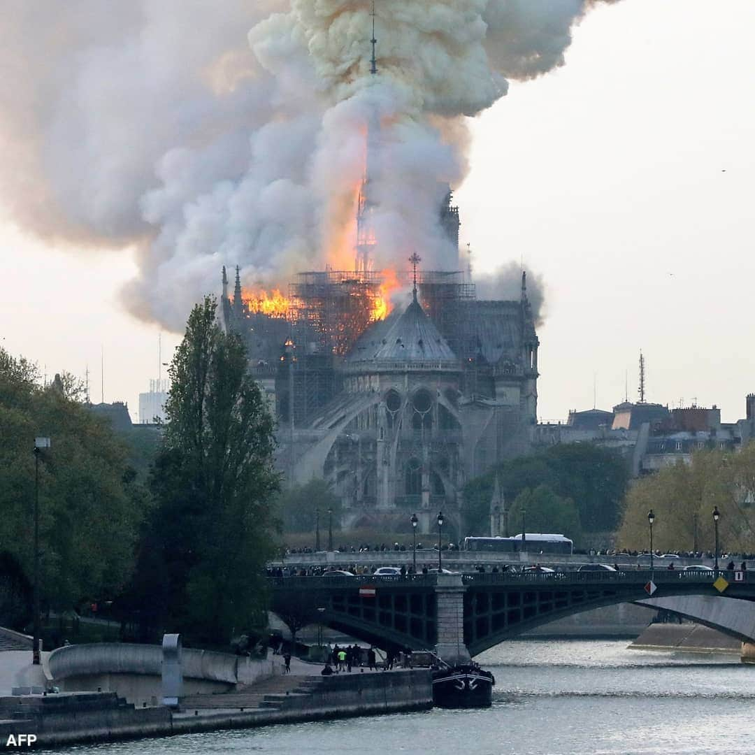 ABC Newsさんのインスタグラム写真 - (ABC NewsInstagram)「Heartbreaking images as Paris' iconic Notre Dame cathedral is engulfed in flames. #paris #notredame #cathedral #history #fire」4月16日 3時20分 - abcnews