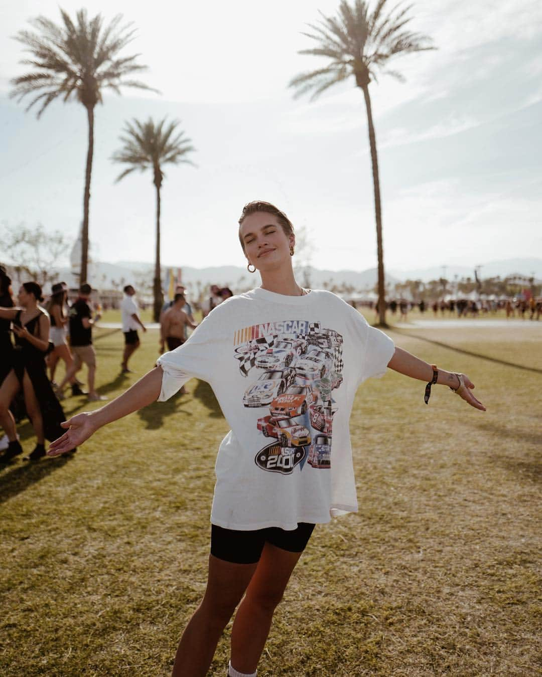 ストーミ・ヘンレイさんのインスタグラム写真 - (ストーミ・ヘンレイInstagram)「The only photos of me at Coachella the five seconds I was there....besides the sneaky pics taken of me while I wasn’t looking lol 👀」4月16日 3時20分 - stormibree