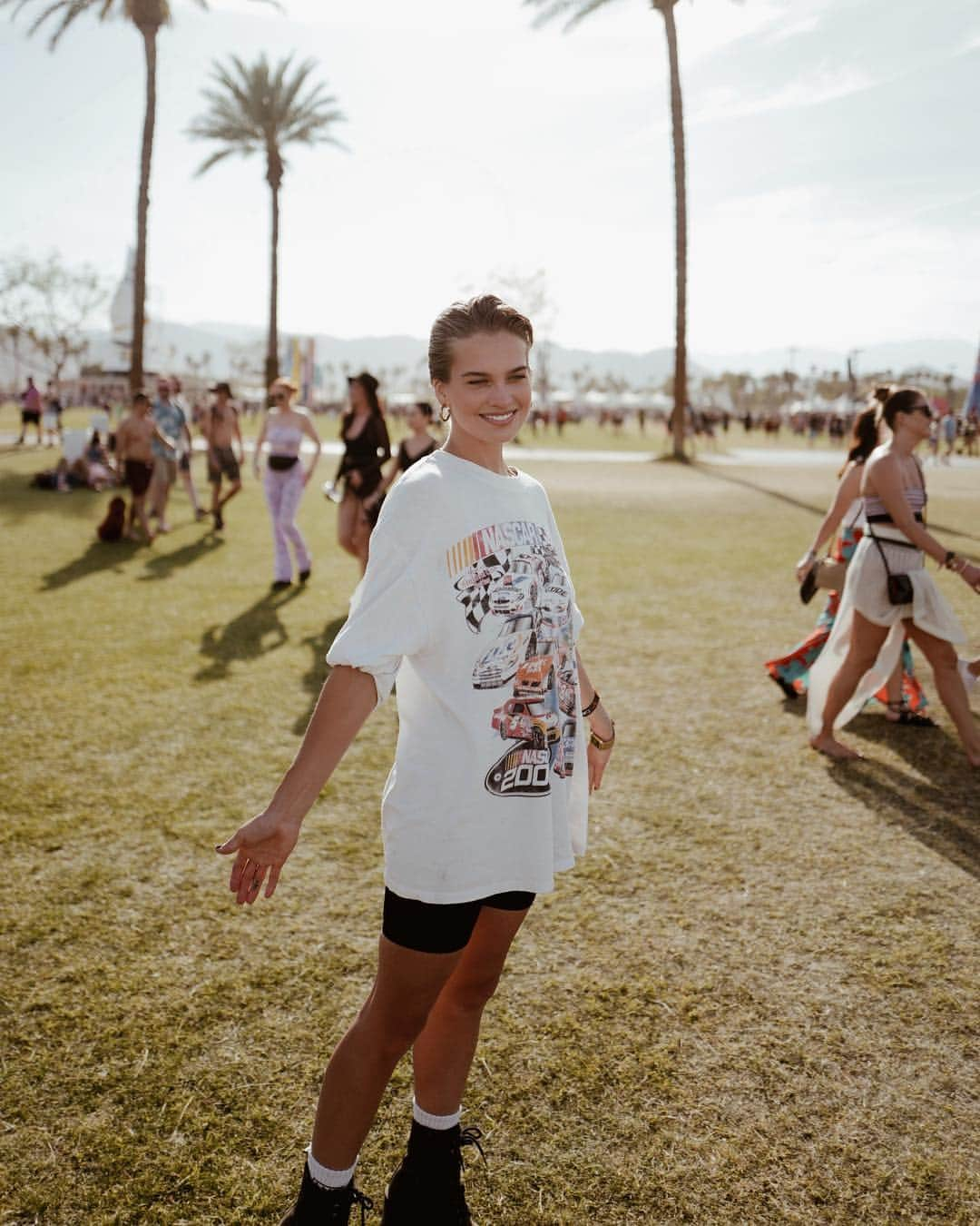 ストーミ・ヘンレイさんのインスタグラム写真 - (ストーミ・ヘンレイInstagram)「The only photos of me at Coachella the five seconds I was there....besides the sneaky pics taken of me while I wasn’t looking lol 👀」4月16日 3時20分 - stormibree