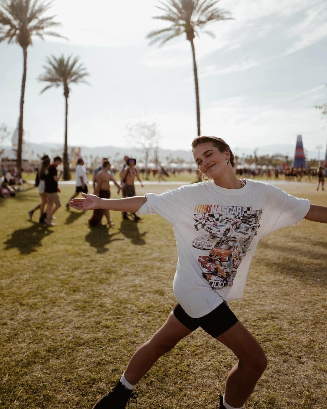 ストーミ・ヘンレイさんのインスタグラム写真 - (ストーミ・ヘンレイInstagram)「The only photos of me at Coachella the five seconds I was there....besides the sneaky pics taken of me while I wasn’t looking lol 👀」4月16日 3時20分 - stormibree