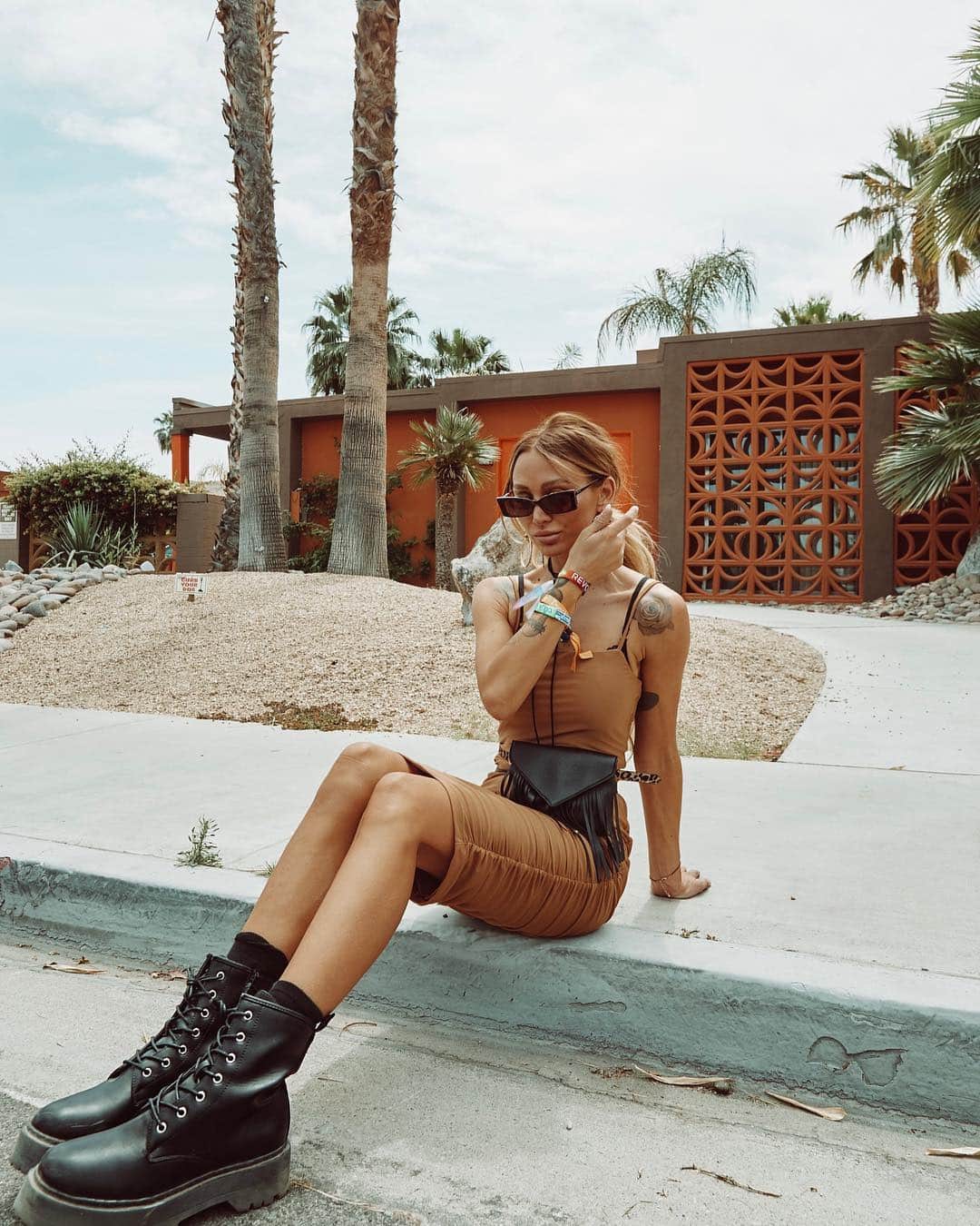 ルー・ティーズデールのインスタグラム：「Superdown Nights 🌵🎞 thanks for having us @revolve ✌🏼」