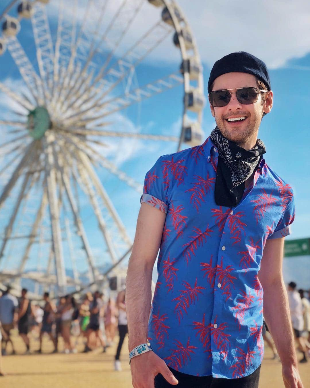 ブレンダン・ロビンソンさんのインスタグラム写真 - (ブレンダン・ロビンソンInstagram)「Wanna go for a ride?! | What’s your favorite amusement park ride?! Tell me below! . Shirt by @bonobos #bonobospartner . . #coachella #ferriswheel #goodtimes #letshavefun #ride #party #festival #spring」4月16日 3時26分 - brendanrobinson