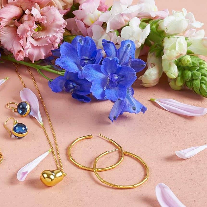 ジュリーサンドラゥさんのインスタグラム写真 - (ジュリーサンドラゥInstagram)「Two of our classics - Prime Earrings with Sapphire Blue crystals & Bamboo Large Hoops ✨ ⠀⠀⠀⠀⠀⠀⠀⠀⠀ Picture credit @plaza.dk 📸 ⠀⠀⠀⠀⠀⠀⠀⠀⠀ #prime #earrings #jewelry #repost #inspo #inspiration #gold #prime #bamboo #hoops #statement #juliesandlau #juliesandlaujewelry」4月16日 3時40分 - juliesandlau