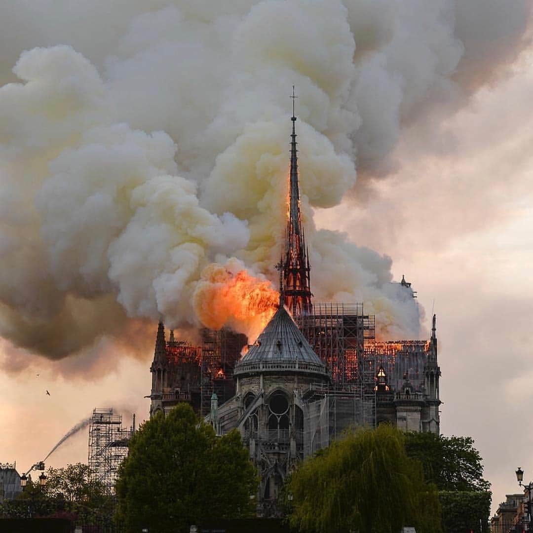 bestvacationsさんのインスタグラム写真 - (bestvacationsInstagram)「Happening right now in Paris! No words...absolutely devastating! We pray that everyone is ok & no one is hurt 🙏 (📷 AFP/Getty)」4月16日 3時36分 - bestvacations