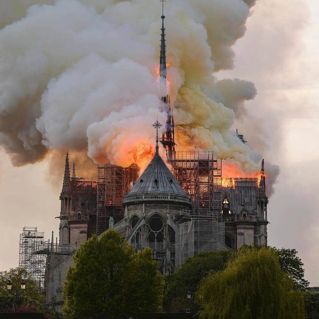 bestvacationsさんのインスタグラム写真 - (bestvacationsInstagram)「Happening right now in Paris! No words...absolutely devastating! We pray that everyone is ok & no one is hurt 🙏 (📷 AFP/Getty)」4月16日 3時36分 - bestvacations