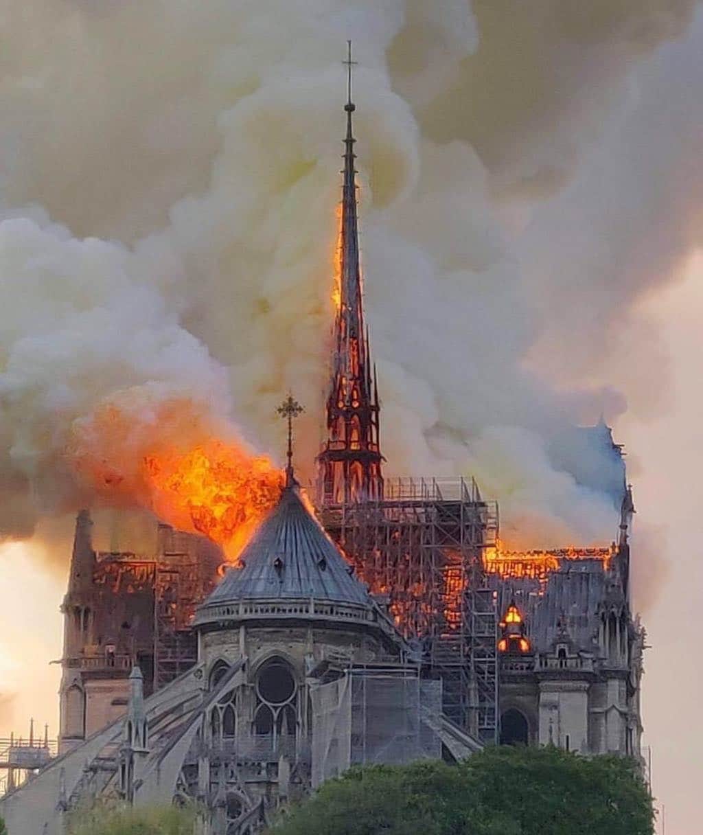 のインスタグラム：「Paris is crying💔🇫🇷 #NotreDame The heart of Paris since 1345, it has seen everything 😞 My thoughts to all the firemen on site」