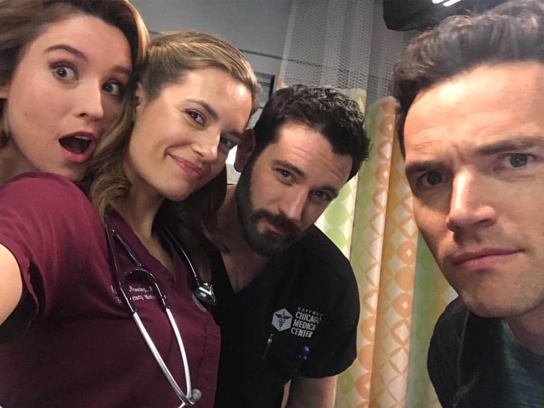 トーレイ・デヴィートのインスタグラム：「Last day of season 4 with these three. 🥰」