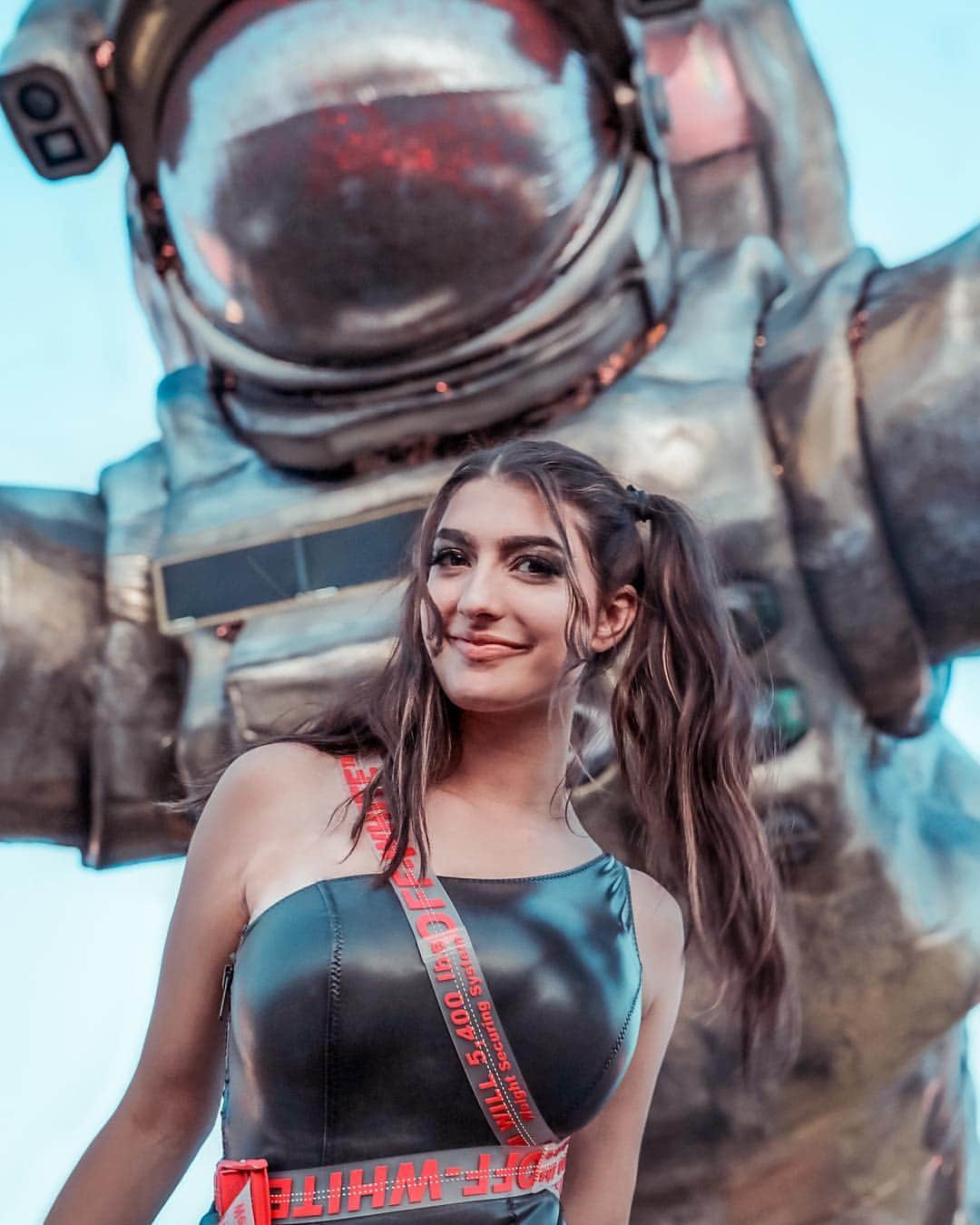 レイチェル・レビンのインスタグラム：「COACHELLA! I had to walk like 3 miles to find this space guy... So that’s my cardio for the week! #coachella」