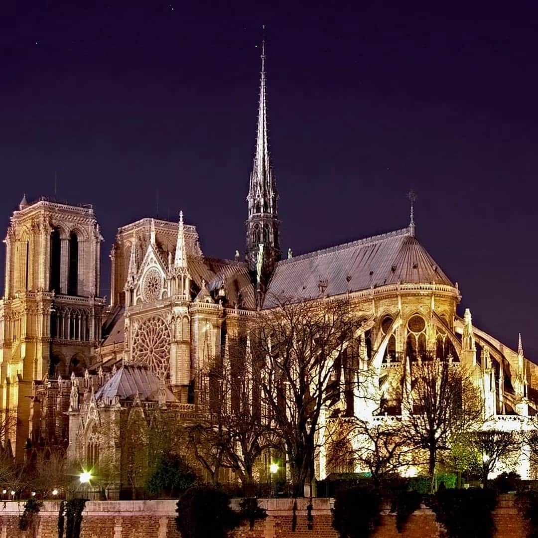 ルーク・エヴァンズさんのインスタグラム写真 - (ルーク・エヴァンズInstagram)「Im in utter shock watching the terrible sights on TV. #NotreDame cathedral is on fire and we are watching as the world is about to lose this 850 year old historical, iconic and beautiful world heritage building. Huge huge loss to #Paris and the rest of the world」4月16日 3時42分 - thereallukeevans