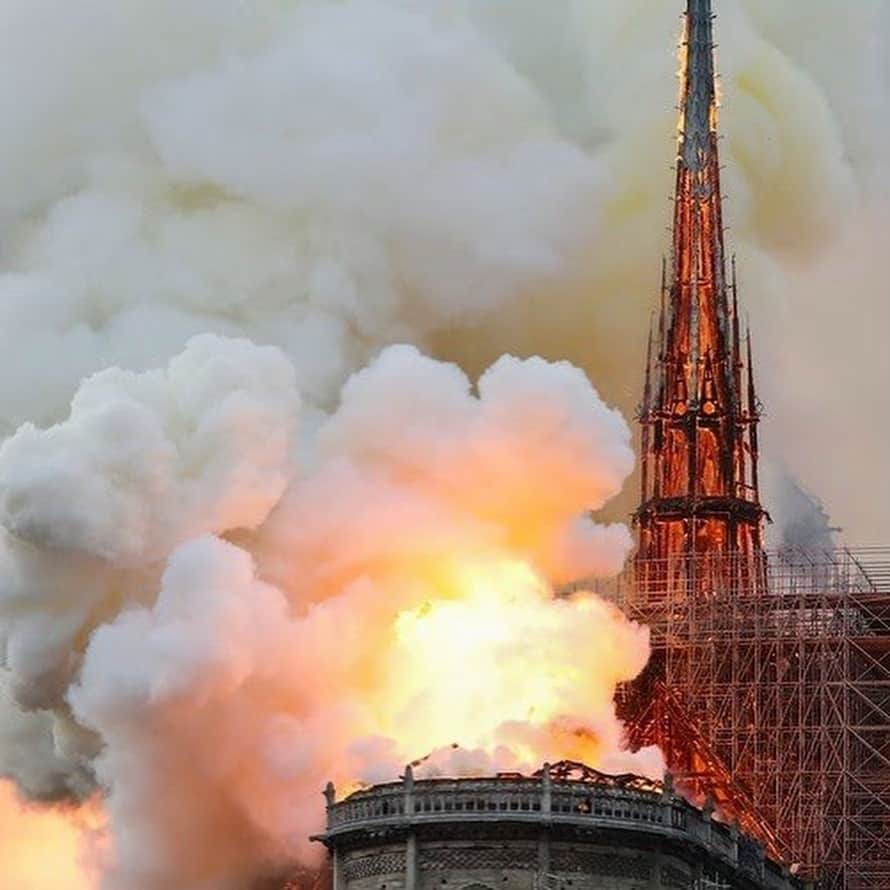 ルーク・エヴァンズさんのインスタグラム写真 - (ルーク・エヴァンズInstagram)「Im in utter shock watching the terrible sights on TV. #NotreDame cathedral is on fire and we are watching as the world is about to lose this 850 year old historical, iconic and beautiful world heritage building. Huge huge loss to #Paris and the rest of the world」4月16日 3時42分 - thereallukeevans