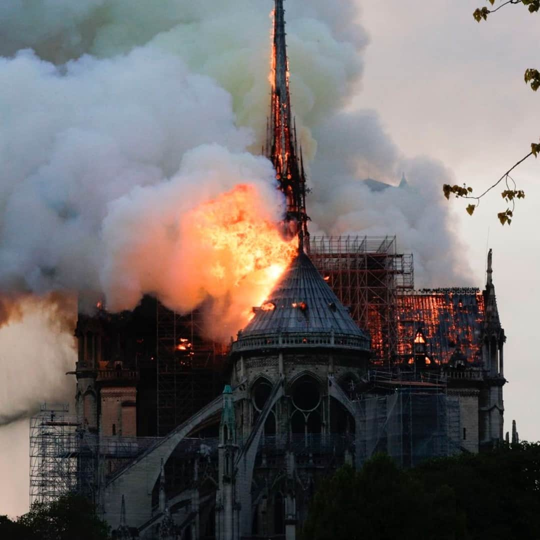 ルーク・エヴァンズさんのインスタグラム写真 - (ルーク・エヴァンズInstagram)「Im in utter shock watching the terrible sights on TV. #NotreDame cathedral is on fire and we are watching as the world is about to lose this 850 year old historical, iconic and beautiful world heritage building. Huge huge loss to #Paris and the rest of the world」4月16日 3時42分 - thereallukeevans