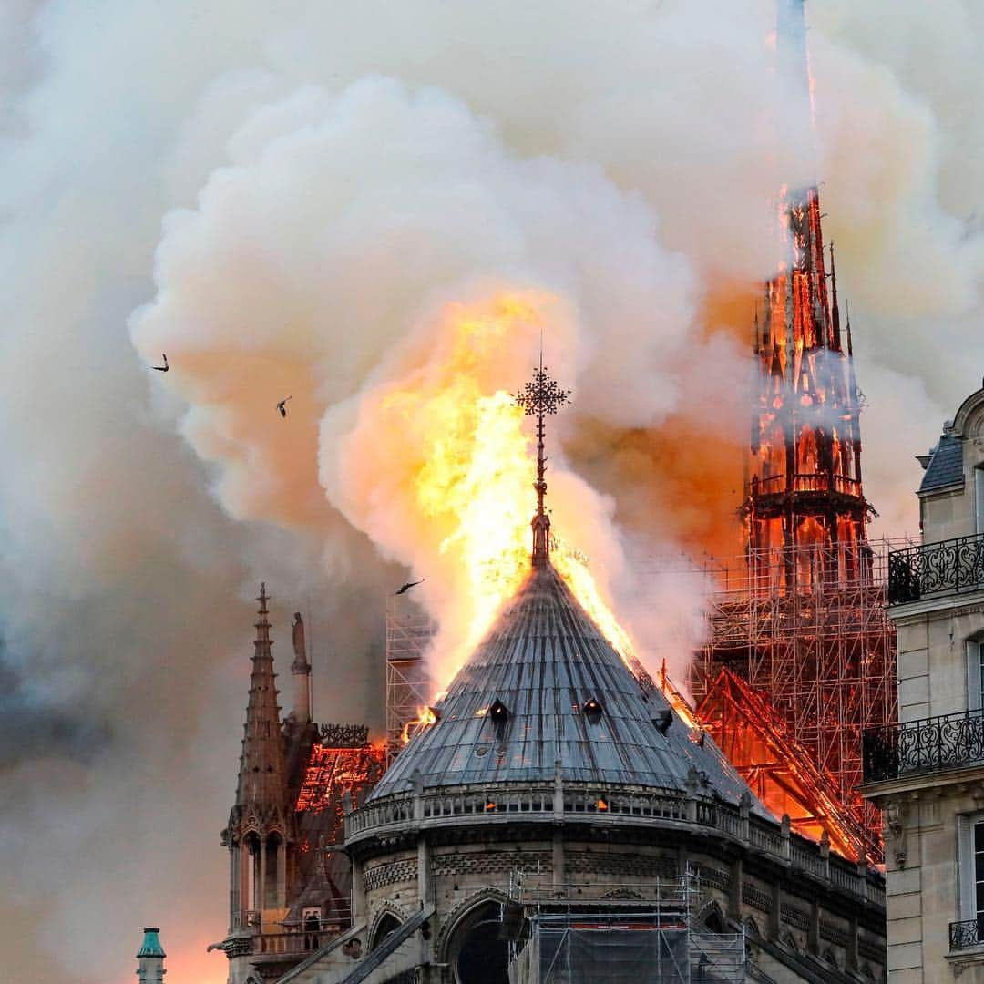 VICEさんのインスタグラム写真 - (VICEInstagram)「Notre-Dame, the centuries-old cathedral in Paris, France, erupted into massive flames Monday evening as horrified passersby stopped to film the disaster on their cellphones. It’s not yet clear what started the blaze, although the cathedral’s spire reportedly first caught fire and has since collapsed entirely. This is a developing story, more info at our link in bio, via @vicenews. 📸: Francois Guillot/AFP/Getty Images」4月16日 3時45分 - vice