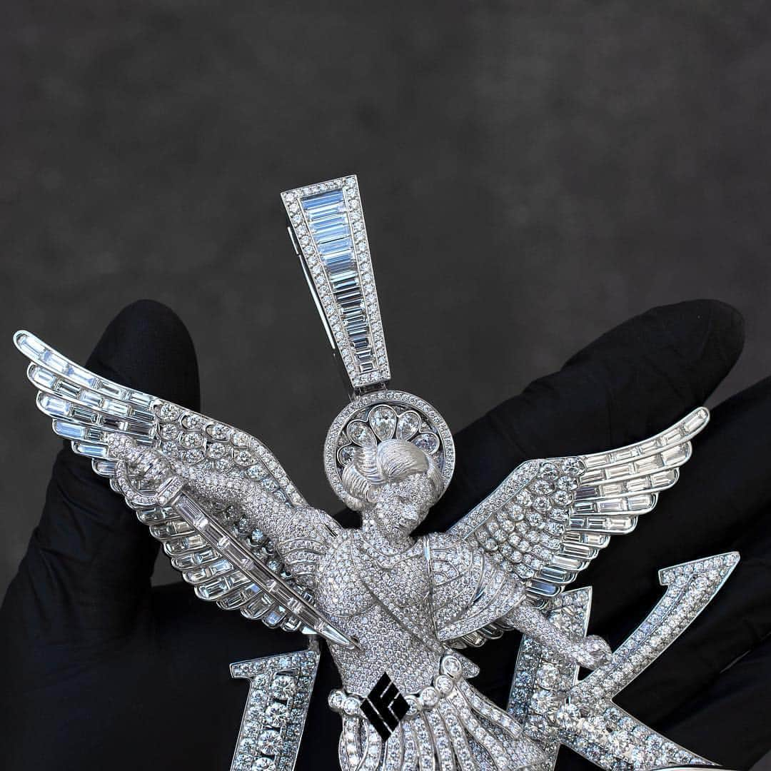 ベン・ボーラーさんのインスタグラム写真 - (ベン・ボーラーInstagram)「Who just dropped $500,000 on a custom diamond Ben Baller chain?  Tyga ... TYGAAAA???? Yes. Tyga.  Some of the highlights: I set pear shaped solitaire VVS clarity diamonds in the halo of St Michael. I added baguettes to the feathers of his wings and even baguette diamonds on his sword. I even iced out the sides of his custom 1 of a kind Cuban link(I made the links with 2 different sized diamonds with the big diamonds having a pavé set border) The devil being stepped on represents satan aka the haters have been defeated and also specifies that @tyga had the biggest comeback of 2018 👼🏼 #Tyga even copped matching pieces for his team. You know who to hit when it comes to making custom genuine fine jewelry. @ifandco  NO CVD or HPHT or CE diamonds ever. #IFANDCO or nothing at all 💎」4月16日 3時46分 - benballer