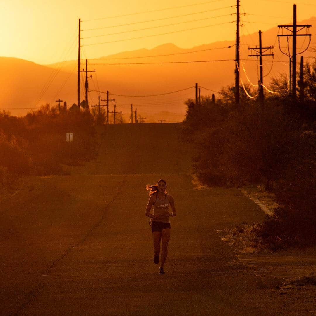 ニューヨーク・タイムズさんのインスタグラム写真 - (ニューヨーク・タイムズInstagram)「Sarah Sellers came out of nowhere to finish 2nd in the 2018 Boston Marathon. Now Sarah, who  competed in today’s Boston Marathon, has her sights set on the Olympics. Plus she still works 30 hours a week as a nurse anesthetist. She insists that being busier makes her faster. “If I quit my job and trained full time, I don’t see it going well,” @sarah_sellers said. “I’d be a stress case and I’d be more injury prone. When I balance the 2, I think I have better perspective.” “In an era when success in sports is supposedly all about hyperfocus and specialization,” Matthew Futterman writes, Sarah’s “approach to long distance running is a throwback, an experiment in whether there might be a better way.” @rkaladyte shot this photo. Visit the link in our profile to read more.」4月16日 3時51分 - nytimes