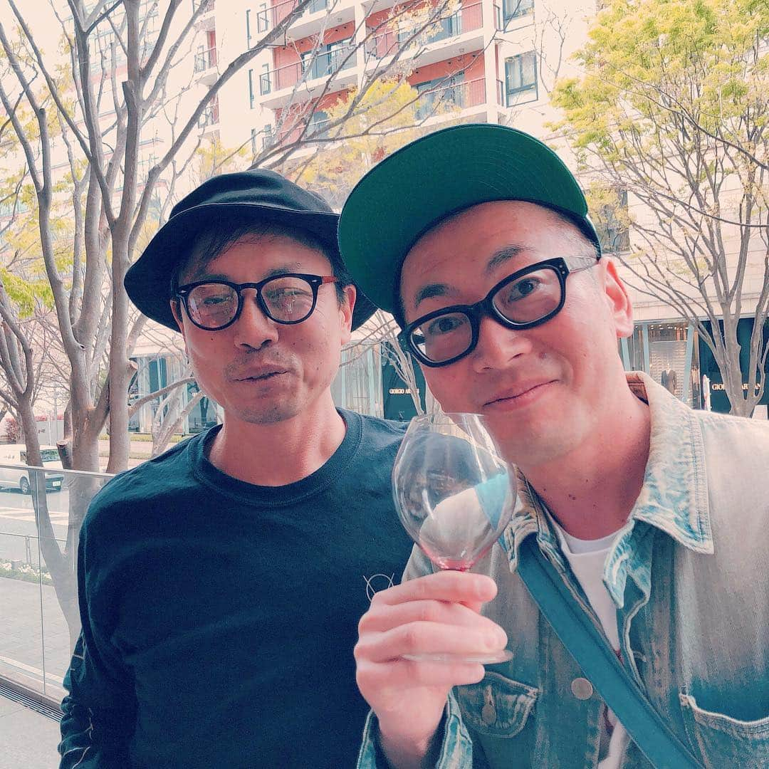 ひぐち君さんのインスタグラム写真 - (ひぐち君Instagram)「「けやき坂 未来につなげるワインフェス」主催の萩野さんと🍷 若手中心に集まった栽培・醸造家の方々のパワー溢れるワイン、ビール。それぞれの熱い想いが、飲むと伝わってくる。 委託醸造のお願いの仕方も独特でした😁 #けやき坂未来につなげるワインフェス  #澤内醸造 青森 #グレープリパブリック 山形 #ベルウッドヴィンヤード 山形 #蔵王ウッディファーム 山形 #ふくしま逢瀬ワイナリー 福島 #ドメーヌショオ 新潟 #ルミリュウ 長野 #坂城葡萄酒醸造 長野 #おひさまぶどお 山梨 #深川ワイナリー 東京 #葡蔵人 ブックロードワイナリー 東京 #ボタニカルライフ 兵庫 #福山ワイン工房 広島 #反射炉ビア 静岡 #コチブルワリー 岡山 #フタバフルーツ #avoseta #六本木 #日本ワイン 🇯🇵 #japanesewine  #vinjaponais  #wine #vin #vino #winetime #winelover #instawine #wineexpert  #tokyo」4月16日 3時52分 - higehiguchi