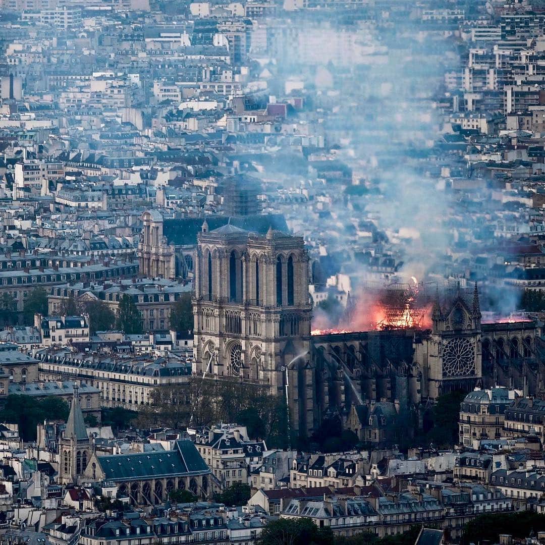 NBC Newsさんのインスタグラム写真 - (NBC NewsInstagram)「Smoke and flames rise from #NotreDame Cathedral in #Paris as it continues to burn. Click the link in our bio for more. . 📷 @philippe_lopez / @afpphoto」4月16日 4時00分 - nbcnews