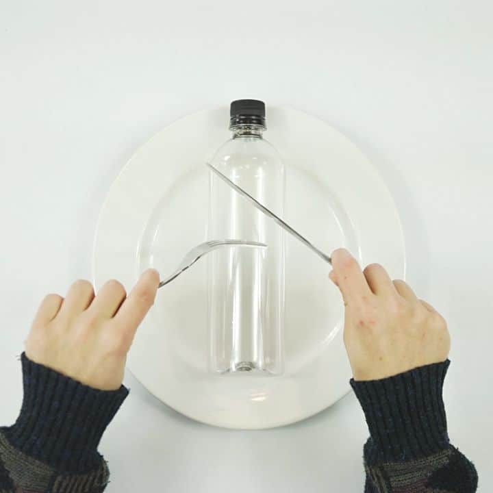 のインスタグラム：「MMMMM... PLASTIC 🍴 Like it or not, plastic is part of your diet. When plastic breaks down into tiny pieces, animals (like fish) eat it. ”Yuck” is an understatement. You can keep more plastic out of our oceans. And our bellies. #BoxedWater #BoxedWaterisBetter #BetterPlanet #OurOcean #TrashFreeSeas #SustainabilityMatters」