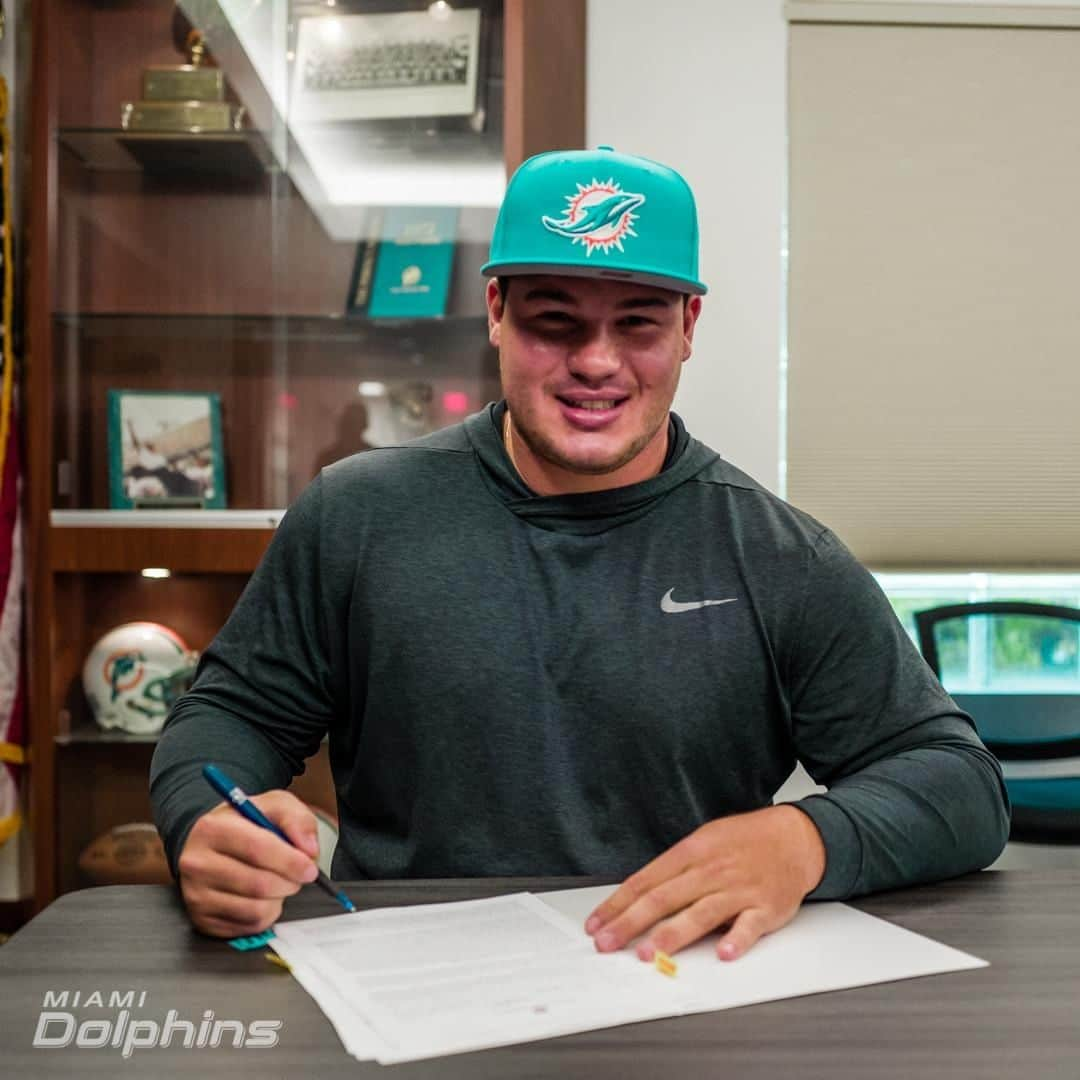 マイアミ・ドルフィンズさんのインスタグラム写真 - (マイアミ・ドルフィンズInstagram)「Pen to paper for @duzao90oficial. #FinsUp」4月16日 4時03分 - miamidolphins