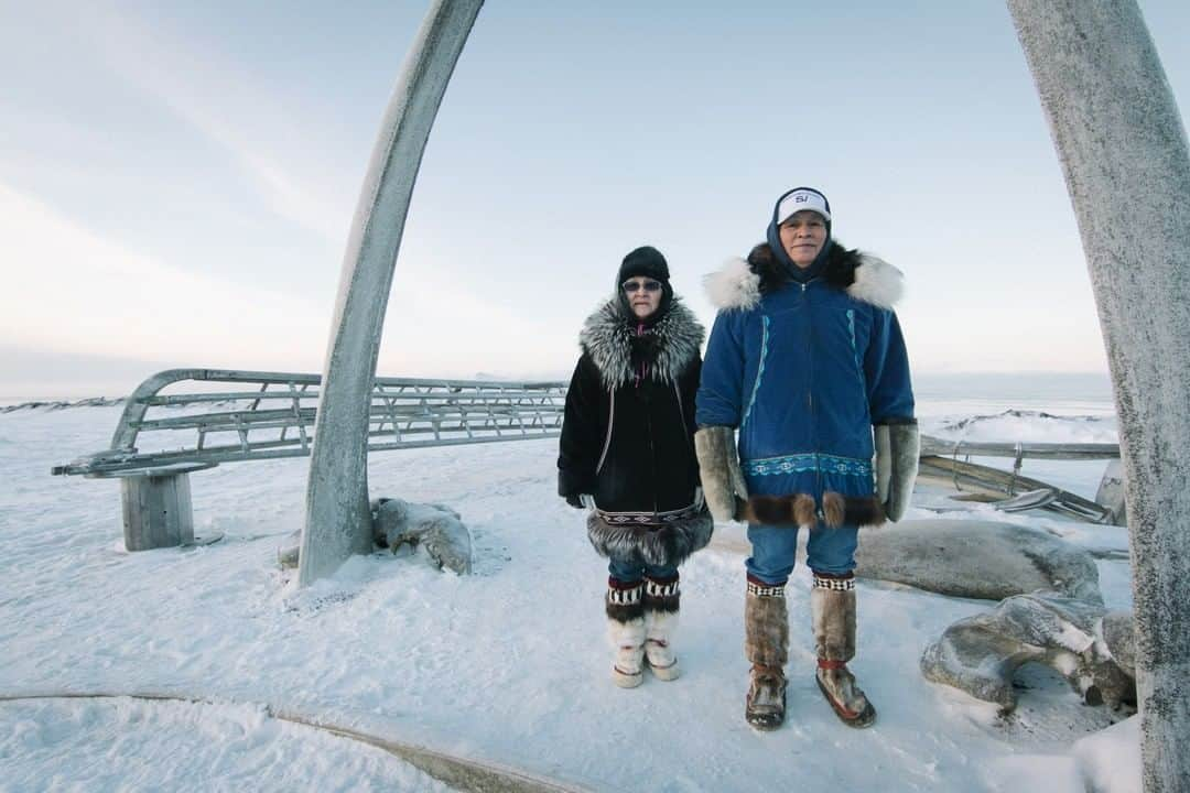 National Geographic Travelさんのインスタグラム写真 - (National Geographic TravelInstagram)「Photo by @kiliiiyuyan | Sheldon Adams, captain of an Iñupiaq subsistence whaling crew, and his wife Nora stand underneath the iconic bowhead jawbone arch in the village of Utqiagviq, Alaska. Follow me, @kiliiiyuyan, for more from the indigenous world. #arctic #inuit #alaska」4月16日 4時05分 - natgeotravel