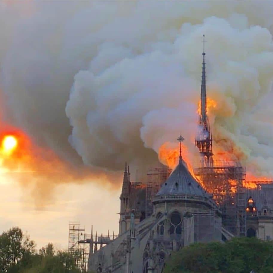 リカルド・ティッシさんのインスタグラム写真 - (リカルド・ティッシInstagram)「Feeling deep sadness for what is happening right now at Notre Dame, a place which holds a big space in my heart. I send all my love and support to all those impacted #loveyou #paris」4月16日 4時05分 - riccardotisci17