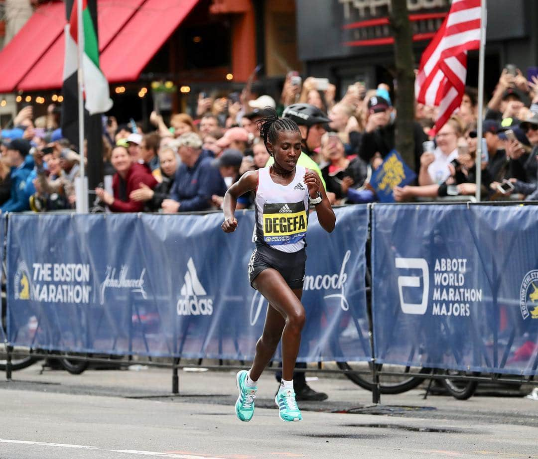 アボットジャパンさんのインスタグラム写真 - (アボットジャパンInstagram)「So inspired by the 30,000 participants that have put their hearts and soles on the line here at the #BostonMarathon. 💙👟 #AbbottWMM #boston #bostonstrong #runboston #runbold #roadtoboston #BAA #running #marathon #runforlife #goals #run #inspiration #training #runner #motivation #running #healthy #fit #fitness」4月16日 4時05分 - abbottglobal