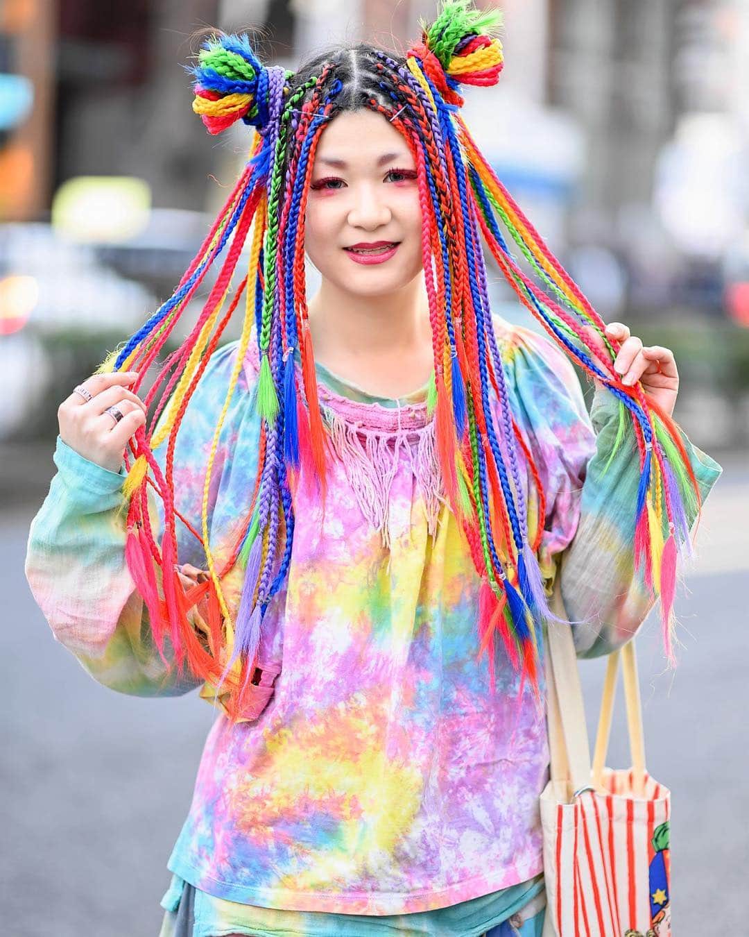 Harajuku Japanさんのインスタグラム写真 - (Harajuku JapanInstagram)「MaiMai (@mai_no.13) is a well known Japanese decora we’ve been street snapping around Harajuku for years. Her old school FRUiTS look here features a vintage tie dye shirt and patchwork skirt from El Rodeo, fuzzy slippers, and Bertie Botts x Universal Studios Japan bag.」4月16日 4時08分 - tokyofashion