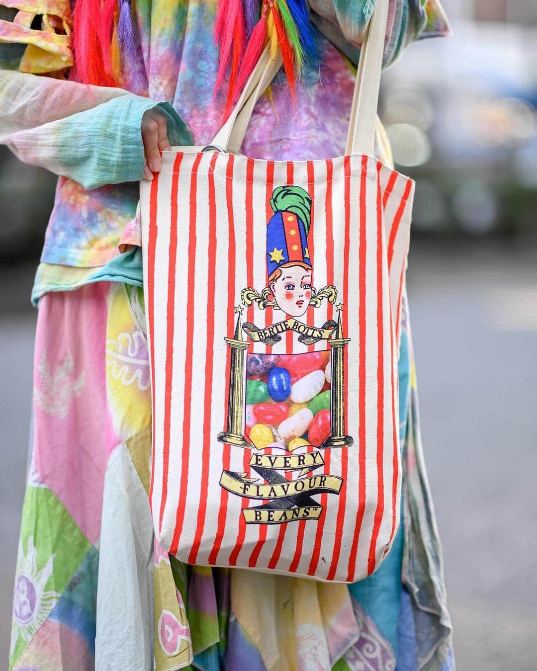 Harajuku Japanさんのインスタグラム写真 - (Harajuku JapanInstagram)「MaiMai (@mai_no.13) is a well known Japanese decora we’ve been street snapping around Harajuku for years. Her old school FRUiTS look here features a vintage tie dye shirt and patchwork skirt from El Rodeo, fuzzy slippers, and Bertie Botts x Universal Studios Japan bag.」4月16日 4時08分 - tokyofashion