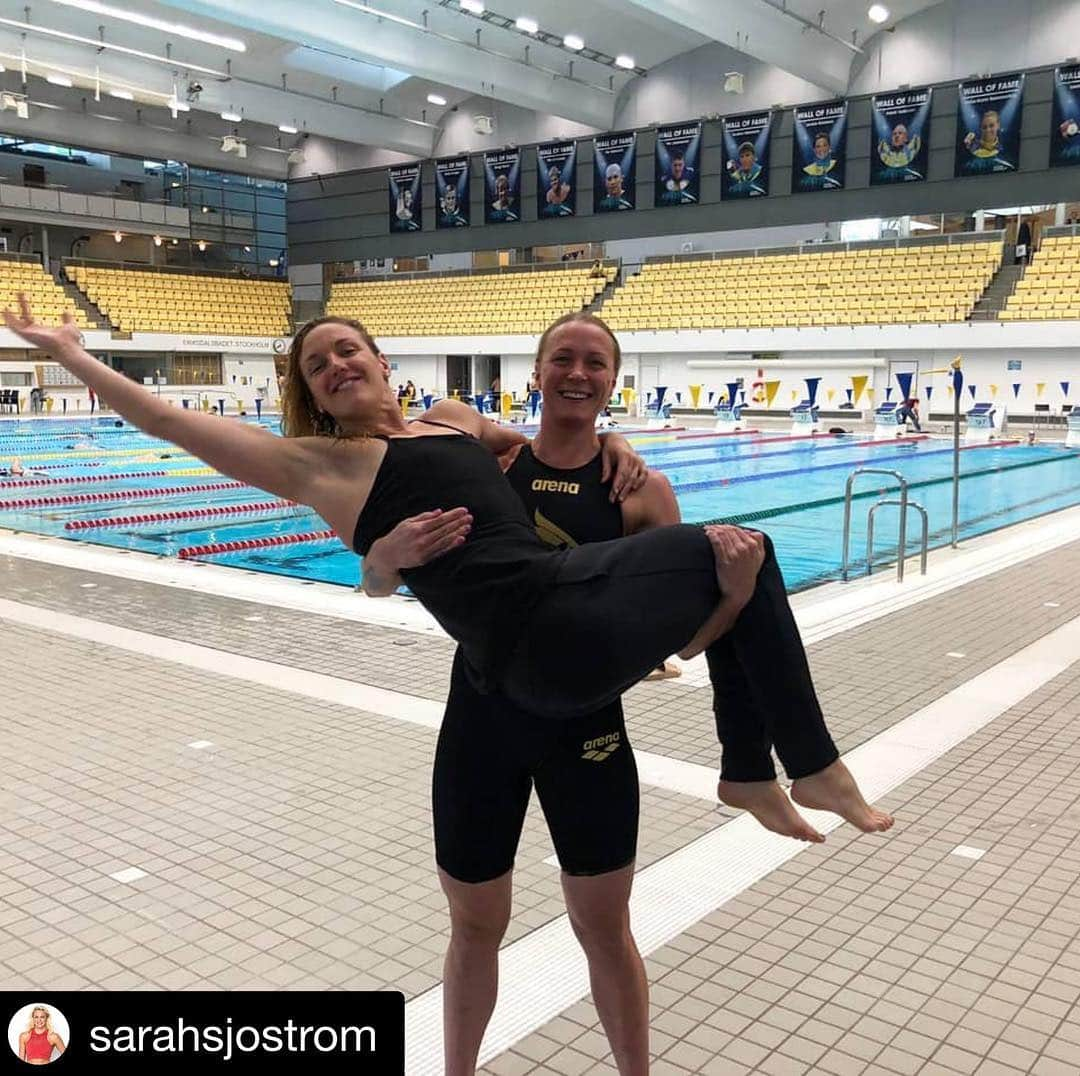 カティンカ・ホッスーさんのインスタグラム写真 - (カティンカ・ホッスーInstagram)「Repost @sarahsjostrom:  Strong women lift each other up 💪🏼 #ironlady #strongwomen 👯‍♀️ Today:  200 fly 2:07,18 🥇(season best)  800 free 8:50  I had sooo much fun racing these past weeks, 5 meets in 4 weeks! 😅 I am extremely lucky to do what I love!  200 pille 2:07,18 🥇 800 gyors 8:50  Nagyon élveztem a versenyeket az elmúlt hetekben, 5 verseny 4 hét alatt! 😅 Elképesztően szerencsés vagyok, hogy azt csinálhatom amit imádok!」4月16日 4時09分 - hosszukatinka