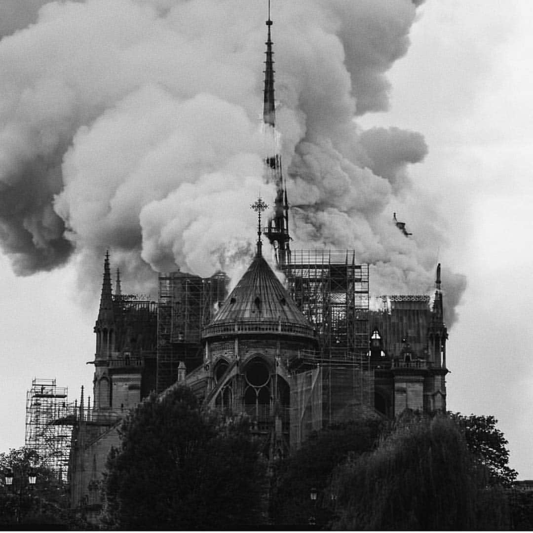 クリスティナ・バザンのインスタグラム：「A heart is burning tonight 😢🖤 #NotreDameDeParis」