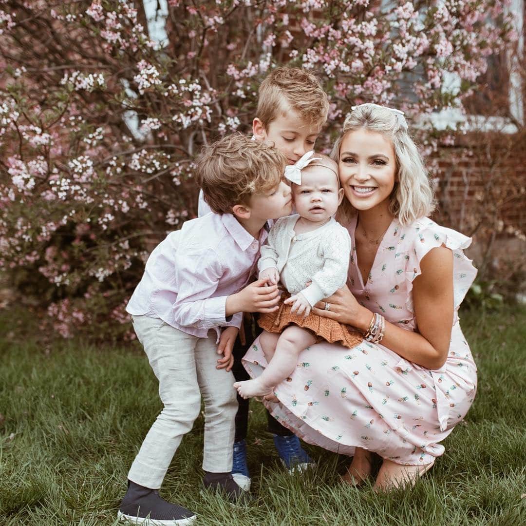 Cara Van Brocklinさんのインスタグラム写真 - (Cara Van BrocklinInstagram)「A favorite snap of mine from yesterday with my babies 💗! And a couple more Easter looks are available now on @caralorenshop including this sweet pineapple dress that’s a new favorite of mine 🍍! P.S. just a bunch of blue eyed babies here overly sensitive to that sun light 😂」4月16日 4時11分 - caraloren