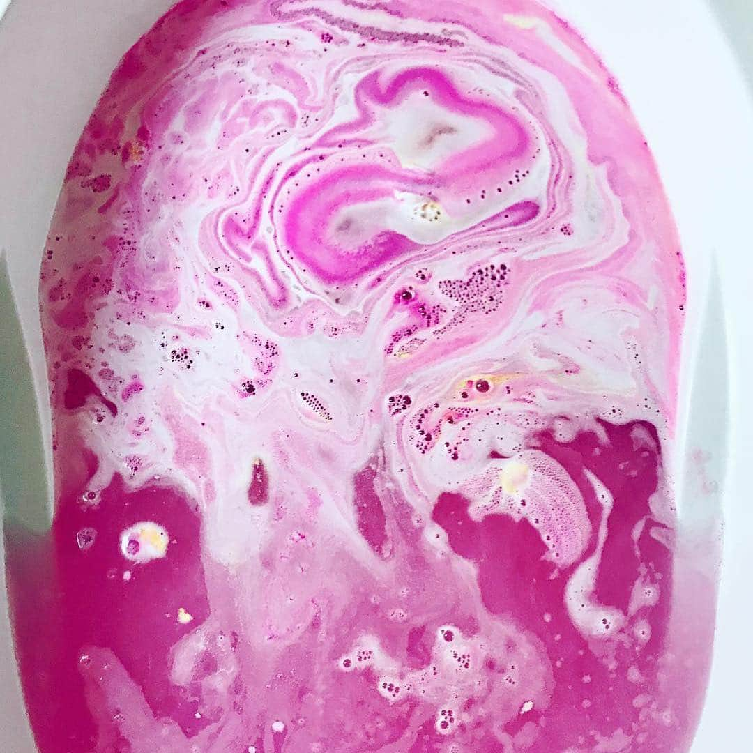 LUSH Cosmeticsさんのインスタグラム写真 - (LUSH CosmeticsInstagram)「If you love the scent of our American Cream Conditioner, Marshmallow World is your fizzer. This new bath bomb's sweet vanilla smell is only topped by its stunning pink #bathart. 💕/ 📷: @laredolushies」4月16日 4時12分 - lushcosmetics