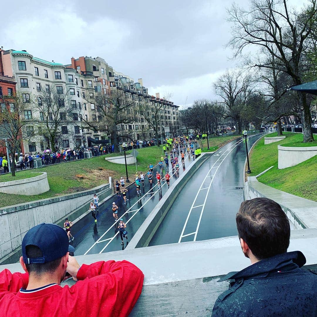 エリザ・ドゥシュクのインスタグラム：「Let’s go #BostonMarathon’ers!!!!! 🙌👏🏃🏻‍♀️🏃🏻‍♂️💗🙏💕」