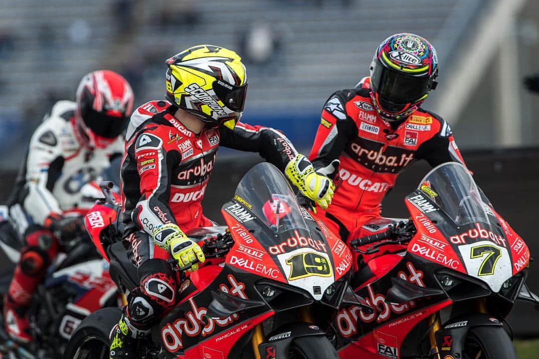 Ducati Japanさんのインスタグラム写真 - (Ducati JapanInstagram)「【WSBK】バウティスタが2連勝、デイビスは7位＆5位 2019スーパーバイク世界選手権第4戦がオランダのTTサーキット・アッセンで開催されました。土曜日に開催される予定だったレース1が悪天候で中止になったため、日曜日の午前中にレース1が、午後にレース2が開催された（スーパーポール・レースはキャンセル）。パニガーレV4 Rを駆る Aruba.it Racing – Ducatiチームのアルバロ・バウティスタはレース1およびレース2で、ともに圧倒的な速さを見せ優勝。連勝記録を11に伸ばしました。  またチームメイトのチャズ・デイビスはレース1で7位／レース2では5位でフィニッシュ。レース2では一時2番手まで浮上し、バウティスタに迫る速さを見せました。  アルバロ・バウティスタ（Aruba.it Racing - Ducatiチーム #19） 1位 / 1位 「あまり得意ではないサーキットで2連勝することができて本当に嬉しい。このサーキットでは、いつもカワサキが優勝していた。金曜日のスタートは、あまり良い感触ではなかったが、徐々に戦闘力を高めることができた。今日は、21ラップのレースを2回行うことになった。すべてのエネルギーを使い果たしたが、日頃のトレーニングの積み重ねが功を奏した。午前中のレース1は、気温が非常に低い状態で行われたが、良いスタートを切って、スタート直後から自分のペースで走ることを心掛けた。その後は、ライバルとのギャップを広げ、レースをうまくコントロールして優勝することができた。レース2では、ター 4でレイに抜かれるとは正直思っていなかった。彼は3列目から素晴らしいスタートを切った。レース序盤は、無理をせずに順位をキープして、彼の走りを観察することにした。その後、レイのペースが少し落ちてきたので、パスすることができた。レースでは、いつもベストを尽くしている。ここではサーキット・レコードを更新することもできたので、今回も素晴らしい週末となった」  チャズ・デイビス（Aruba.it Racing - Ducatiチーム #7） 7位 / 5位 「前戦のアラゴンでは、表彰台を獲得することができたが、ここでは表彰台を逃してしまったので少し残念だ。しかし、レース2ではフィーリングが向上した。レース1は、厳しい戦いだった。最初のコーナーで、ジョニー（ジョナサン・レイ）と接触してしまい、外に押し出されて、その後はうまく挽回することができなかった。レース2では、素晴らしいスタートを切って、2番手まで順位を上げることができたが、6周目か7周目くらいから、特に長いコーナーでマシンのバランスが少し崩れてきた。これらのコーナーでは、マシンの状態を見ながら、少しペースを落とす必要があった。もう少し表彰台に近づければ良かったが、それぞれのサーキットに合わせて戦闘力を高める必要がある」  次戦／第5戦は5月10日～12日に、イタリアのイモラ・サーキットで開催されます。  Aruba-.it Racing – Ducatiチームへ熱いご声援をお願いします! #ArubaRacing #Ducati #ForzaDucati #SBK #ドゥカティ #パニガーレv4」4月16日 9時46分 - ducatijapan