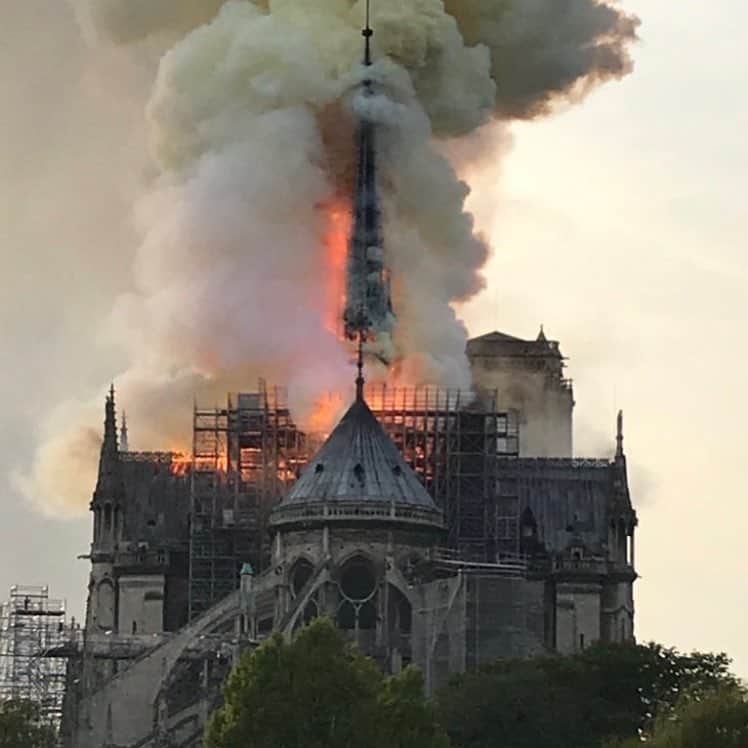 ニコラ・サルコジのインスタグラム：「#NotreDame J’éprouve une profonde tristesse devant cette tragédie. La France est touchée dans sa chair, dans son cœur, dans son identité, dans son histoire. Je veux partager ma peine avec les catholiques et avec tous les Français pour qui Notre Dame est un symbole. Que chacun se mobilise d’ores et déjà pour aider à la reconstruction. NS」