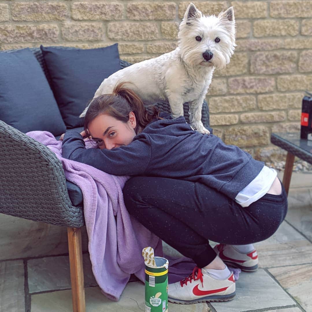 Rose Dixさんのインスタグラム写真 - (Rose DixInstagram)「Goes in for a cuddle, stands on my back. At least I know my place.」4月16日 4時21分 - roseellendix