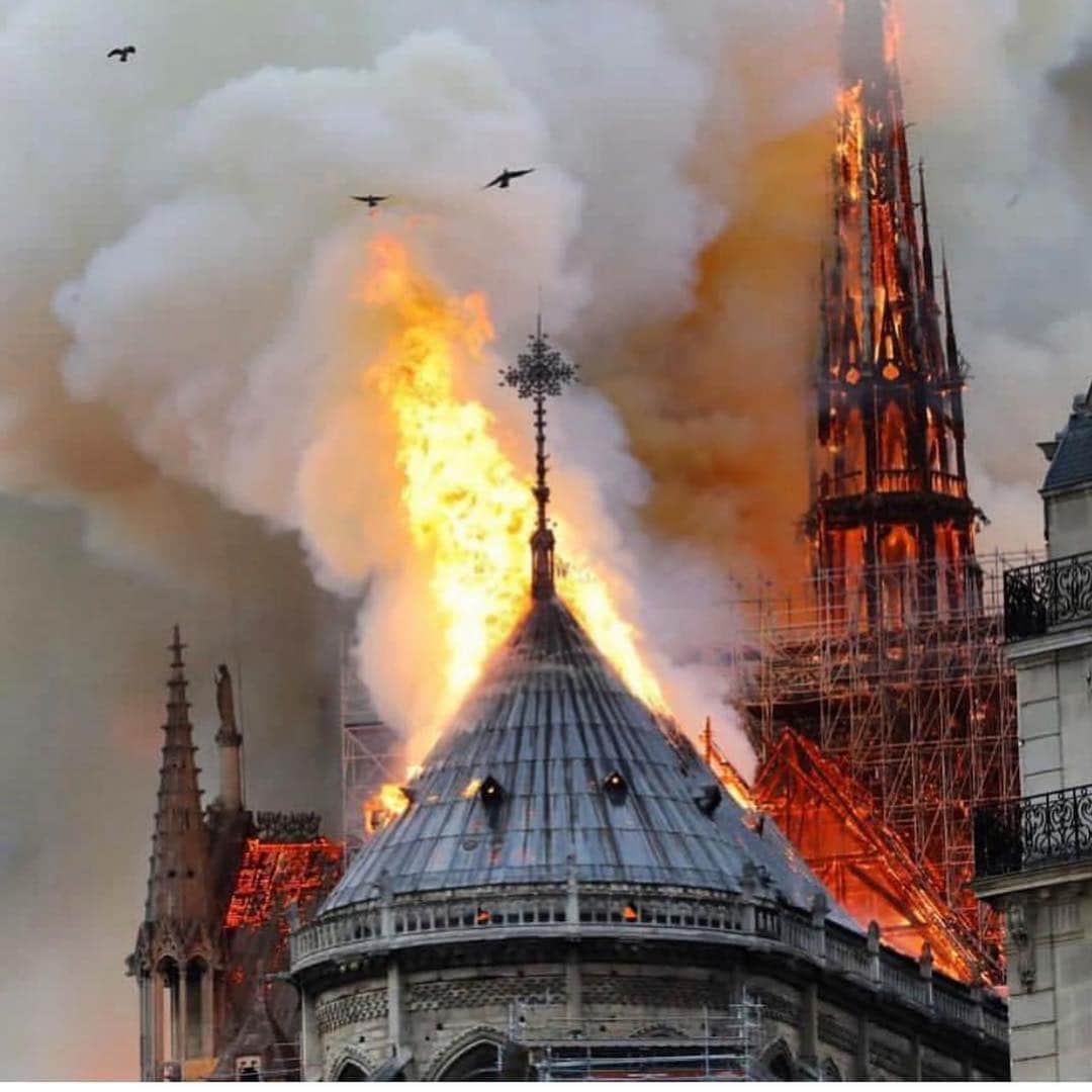 アンナ・デッロ・ルッソさんのインスタグラム写真 - (アンナ・デッロ・ルッソInstagram)「Notre Dame de Paris 💔🔥my heart,my thoughts and my prayers are with all our French friends today 🙏🙏🙏」4月16日 4時22分 - annadellorusso