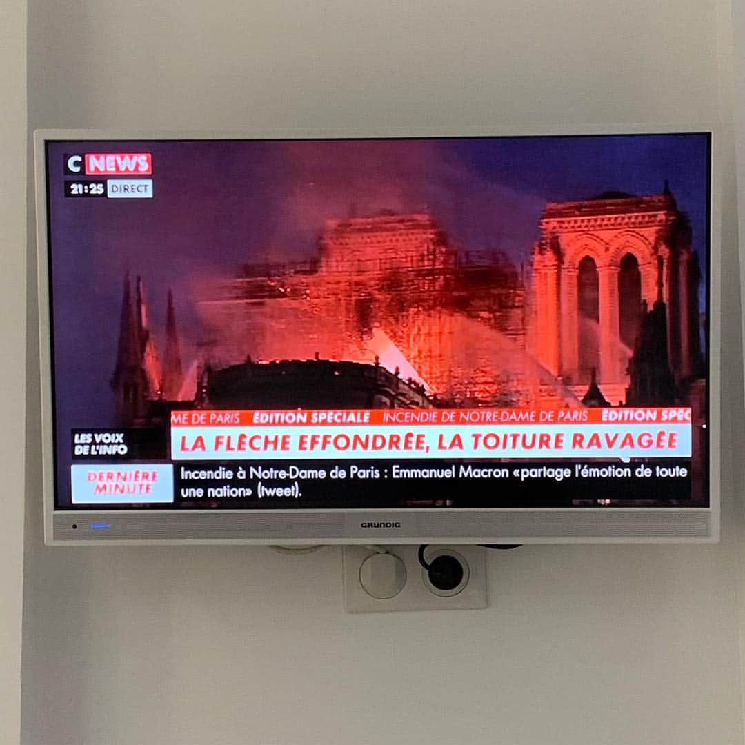 Mei Kawajiriさんのインスタグラム写真 - (Mei KawajiriInstagram)「I Can’t believe this happening now in my favorite city Paris. And I can still hear fire car sound from my hotel room. #notredame #paris #2019 #april15」4月16日 4時38分 - nailsbymei