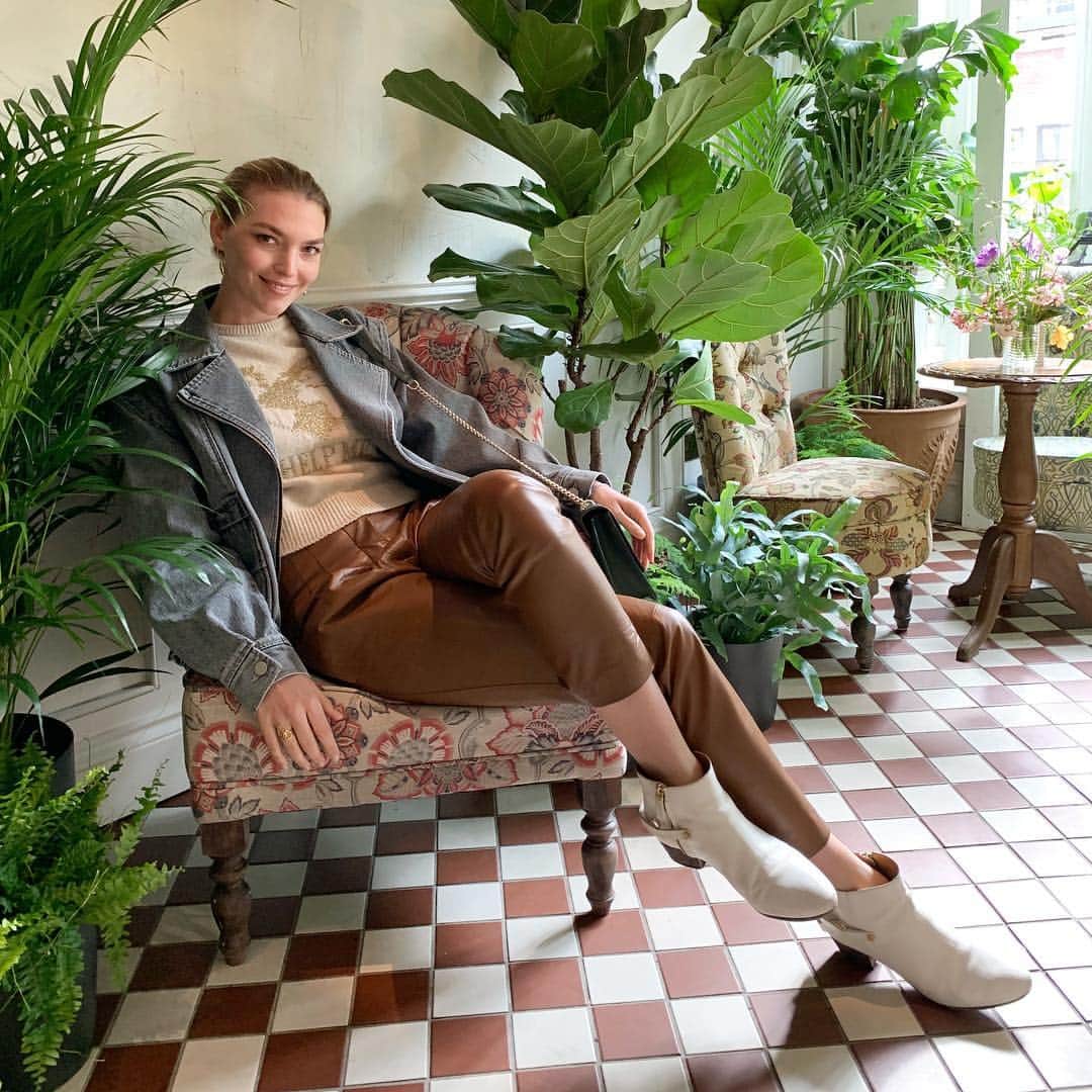 アリゾナ・ミューズさんのインスタグラム写真 - (アリゾナ・ミューズInstagram)「Makes me proud when brands like @albertaferretti, under the careful guidance of @ecoage use recycled cashmere in their collections #sustainablefashion」4月16日 4時50分 - arizona_muse