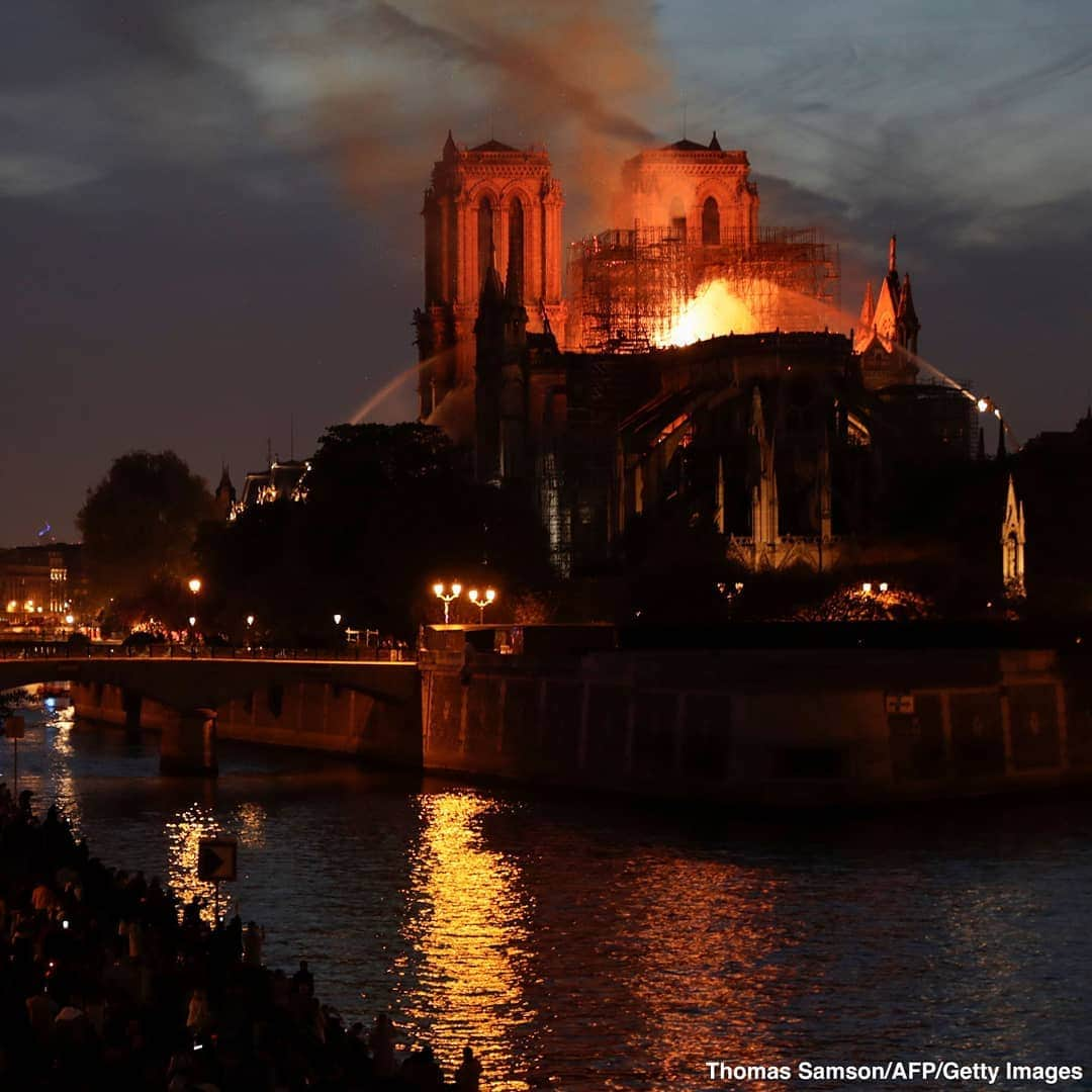 ABC Newsさんのインスタグラム写真 - (ABC NewsInstagram)「Firefighters continue to battle the fire raging through the Notre Dame cathedral as night descends on Paris. #notredame #paris #fire #history」4月16日 4時47分 - abcnews