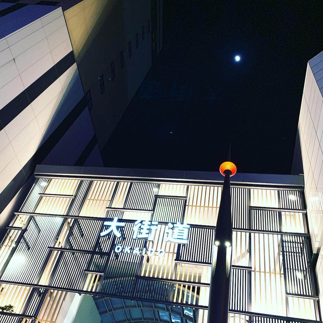 YOICHIのインスタグラム：「#愛媛 #松山 #商店街 #大街道 #大街道商店街 #月 #moon #ehime #matsuyama」