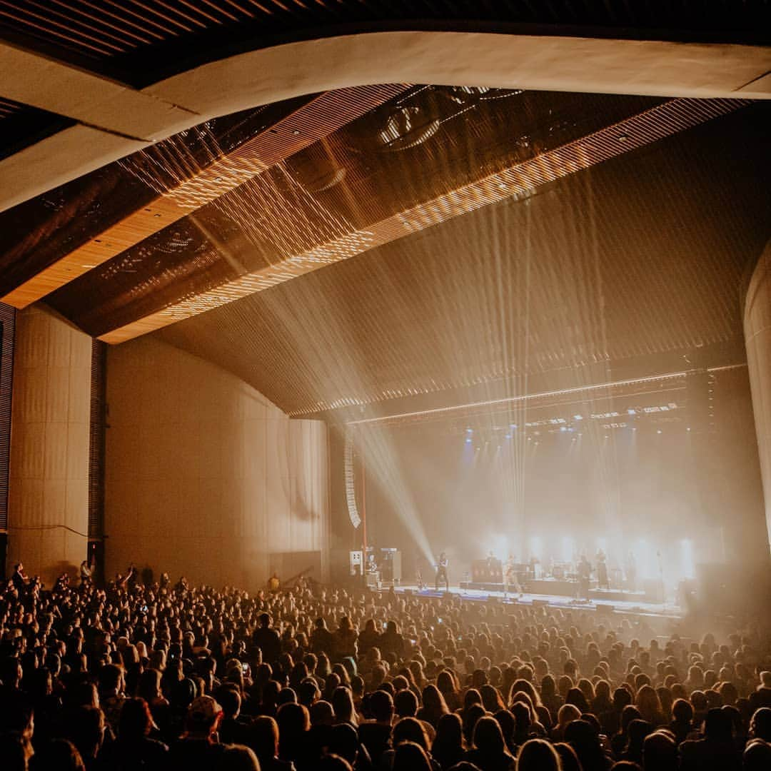 ホージアさんのインスタグラム写真 - (ホージアInstagram)「Enormous thanks to everyone who joined us in Spokane for the last of these US shows. So much love and gratitude, see you soon 🖤 📸 @christiantierney」4月16日 4時52分 - hozier