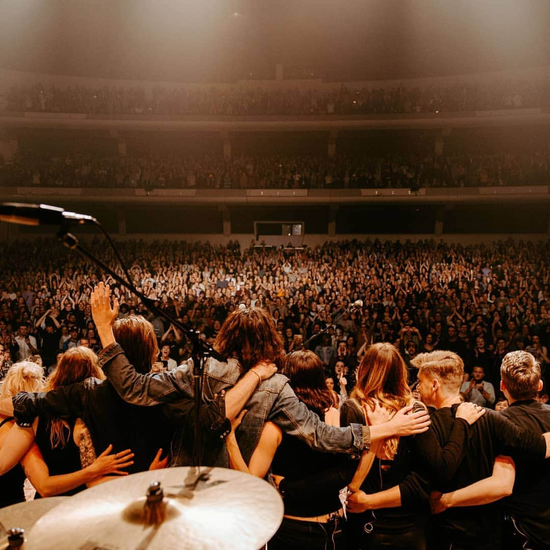 ホージアさんのインスタグラム写真 - (ホージアInstagram)「Enormous thanks to everyone who joined us in Spokane for the last of these US shows. So much love and gratitude, see you soon 🖤 📸 @christiantierney」4月16日 4時52分 - hozier