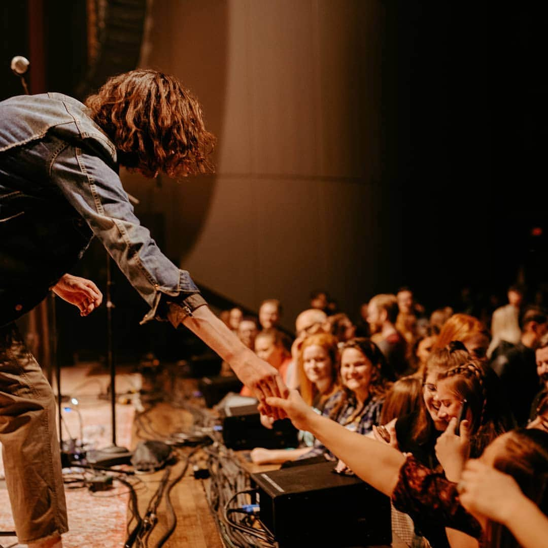 ホージアさんのインスタグラム写真 - (ホージアInstagram)「Enormous thanks to everyone who joined us in Spokane for the last of these US shows. So much love and gratitude, see you soon 🖤 📸 @christiantierney」4月16日 4時52分 - hozier