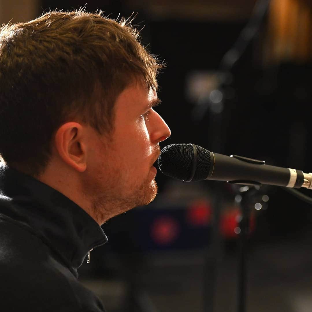 BBC Radioさんのインスタグラム写真 - (BBC RadioInstagram)「We've just been treated to the *most* beautiful thirty minutes of blissed-out music from @jamesblake 😌 . Need a bit of me time? Enjoy the Power Down Playlist all over again on @bbcsounds」4月16日 4時53分 - bbcradio1